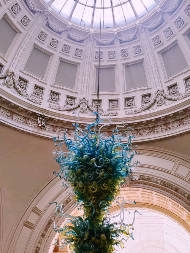 Victoria and Albert Museum (V&A), London 🏛️✨