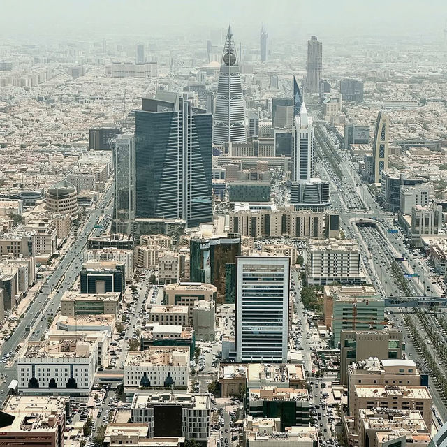 Sky-High Wonders: The Kingdom Tower Sky Bridge Experience 🌆✨