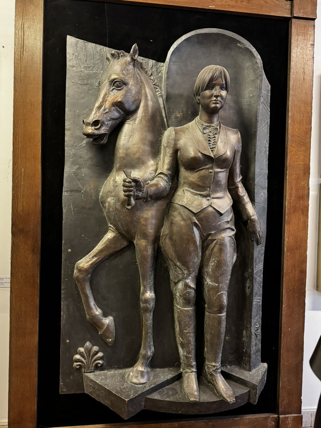 🎨 Unlock Your Eyes to Art: Gallery of Genius Zuraab Tsereleli Right in Moscow's Heart! 
