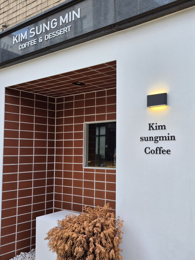 ☕ 커피에 진심인 공간, 수원 ‘김성민커피’ 🖤
