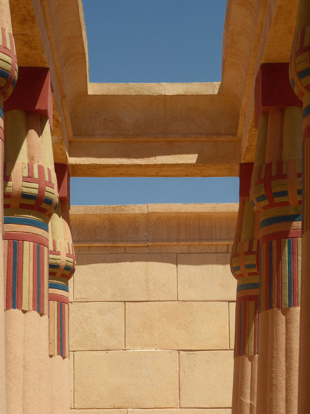 황금의 모래와 그림자의 도시, 룩소르 