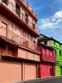 Разноцветная улица рядом с City God Temple