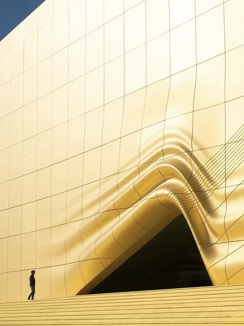 THIS KOREAN CLUB LOOKS LIKE A FUTURISTIC CITY AT NIGHT.