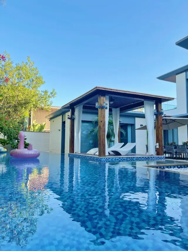 Such a luxurious setup! This Sanya pool villa is amazing