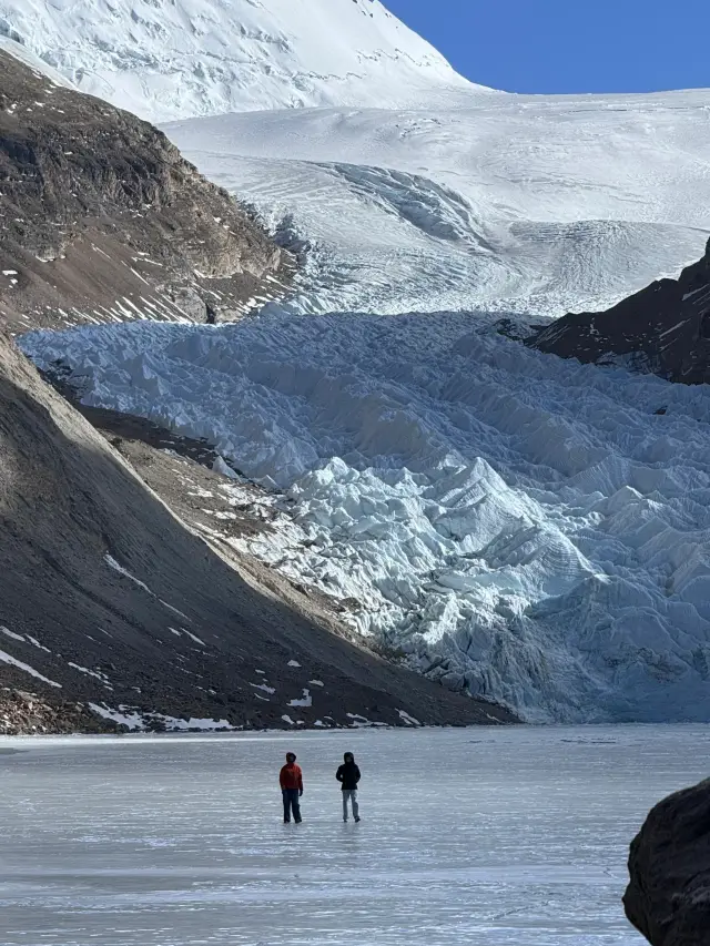 The Qu Deng Ni Ma Glacier is at an altitude of 5200m, a 3-hour hike, just to catch a glimpse of the end of the world