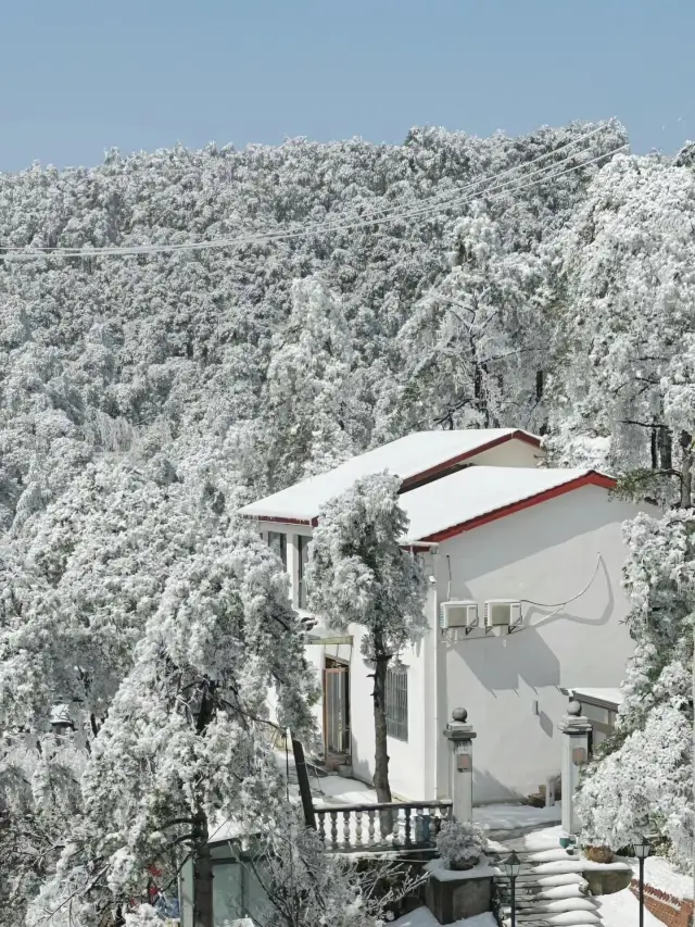 Check in after the snow reveals the true face of Mount Lu!