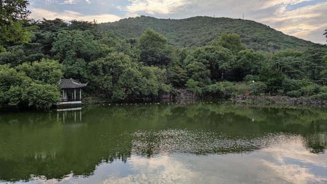 一座集自然風光、古蹟名勝和人文景觀為一體的綜合性公園！