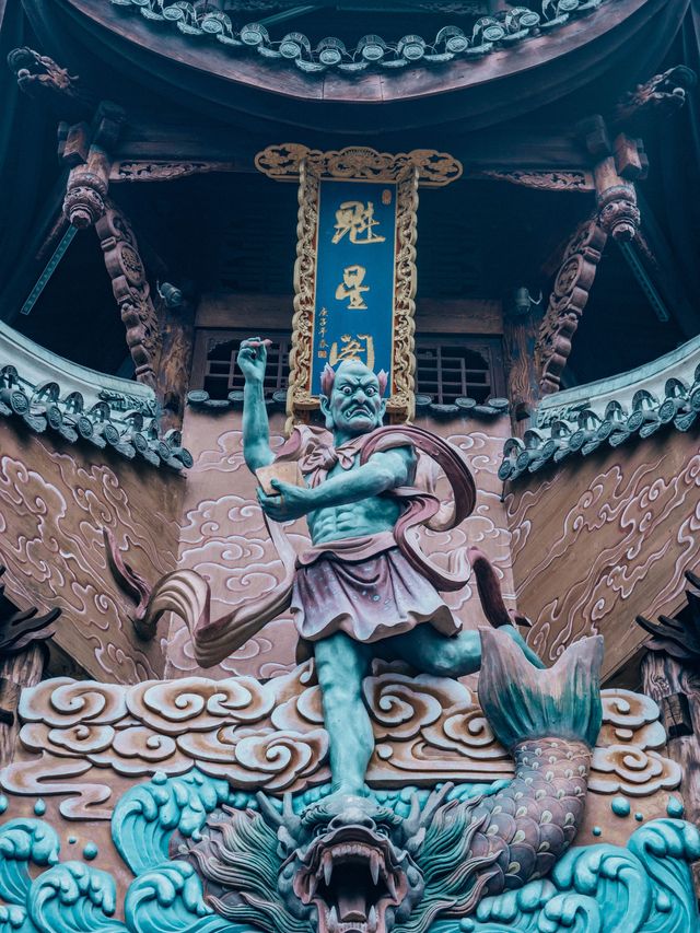 藏在長江邊的仿古小鎮，宏偉而又虛無