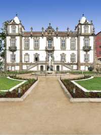 Porto's Palatial Paradise: Sleep Like Royalty! 🏰👑