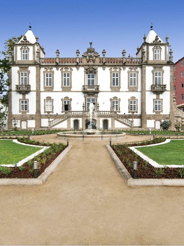 Porto's Palatial Paradise: Sleep Like Royalty! 🏰👑