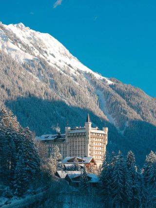 🏰✨ Gstaad's Grandeur: A Palace of Alpine Dreams 🌄