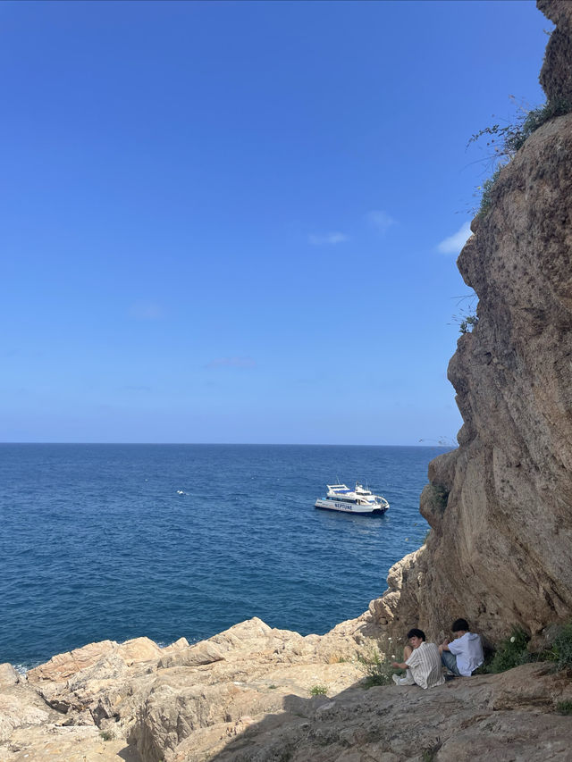 濱海托薩，一邊是古堡，一邊是大海