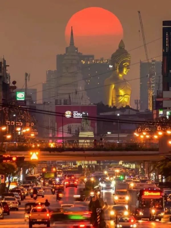 Thailand Travel Guide: The Majestic Giant Buddha