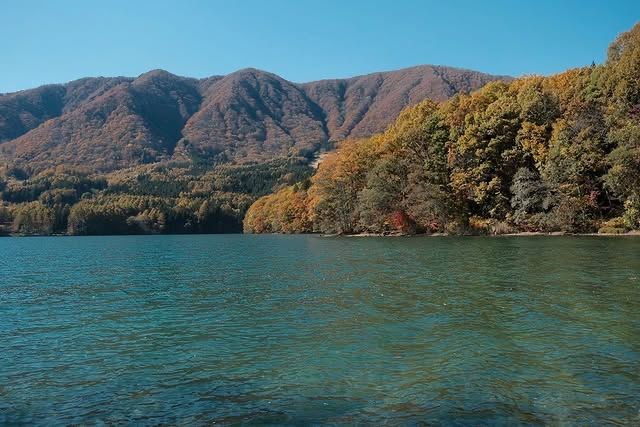 青木湖的四季之美：北阿爾卑斯山腳下的靜謐仙境