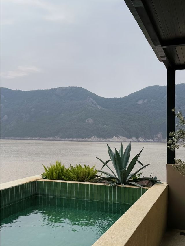 江浙懸崖避世孤島酒店，枕浪治癒精神內耗！