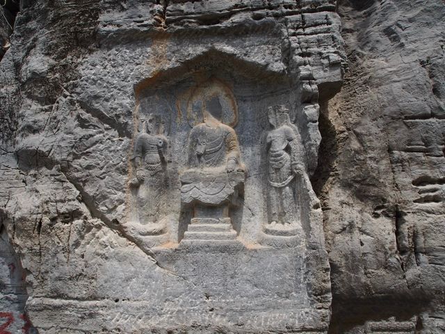 靈泉寺石窟又名萬佛溝，小龍門