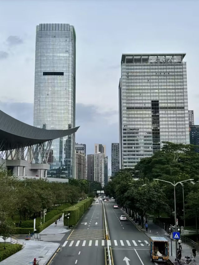 現代與自然的融合——深圳市民中心與甘坑古鎮