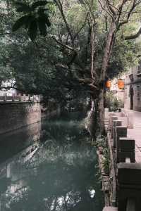 漫步朱紫坊｜福州千年巷弄的時光印記 【古巷掠影】始於唐末的朱紫坊，因宋代朱紫盈門而得名。明清建築