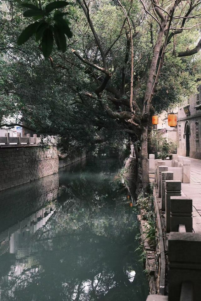 漫步朱紫坊｜福州千年巷弄的時光印記 【古巷掠影】始於唐末的朱紫坊，因宋代朱紫盈門而得名。明清建築