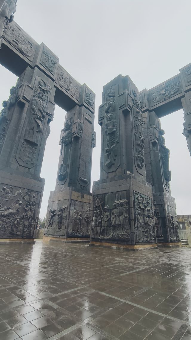 第比利斯編年史紀念柱遊記：雨中獨行者的歷史朝聖
