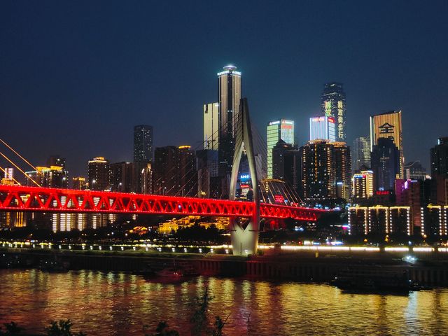 渝中夜景盡收眼底，南濱路景觀餐廳
