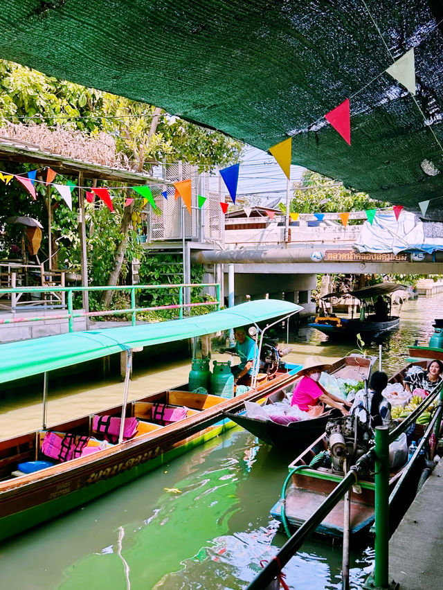 *【バンコク近郊の隠れ家的楽園！空叻玛荣水上市場体験記】**  
