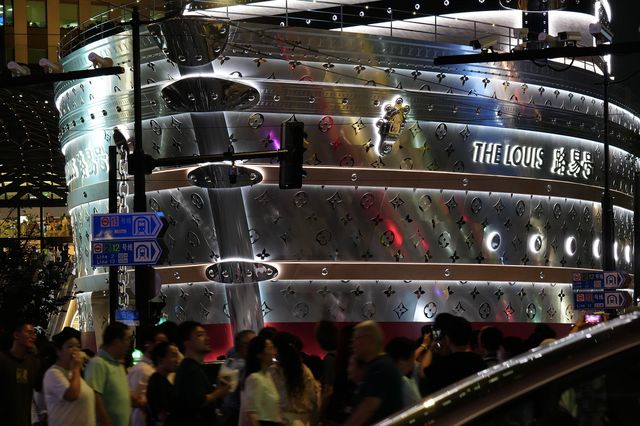 Global Exclusive! The Louis Vuitton (LV) "Giant Ship" Unveiled in Full Glory on Nanjing West Road