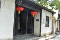 以下係一份周莊嘅遊玩介紹：   景點打卡   - 雙橋：由世德橋同永安橋組成，位於古鎮中心，形狀似匙