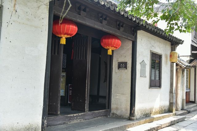 以下係一份周莊嘅遊玩介紹：   景點打卡   - 雙橋：由世德橋同永安橋組成，位於古鎮中心，形狀似匙