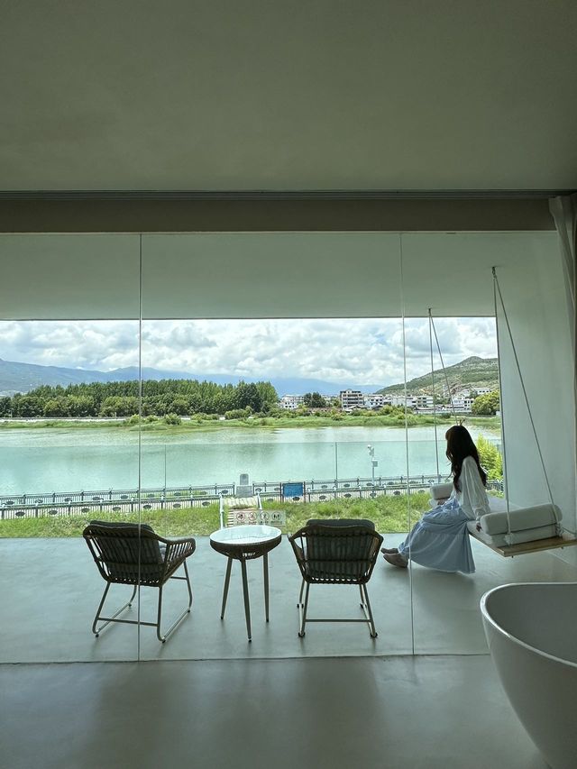 一睜眼就係日照金山嘅絕美民宿 一睜眼就係日照金山嘅絕美民宿