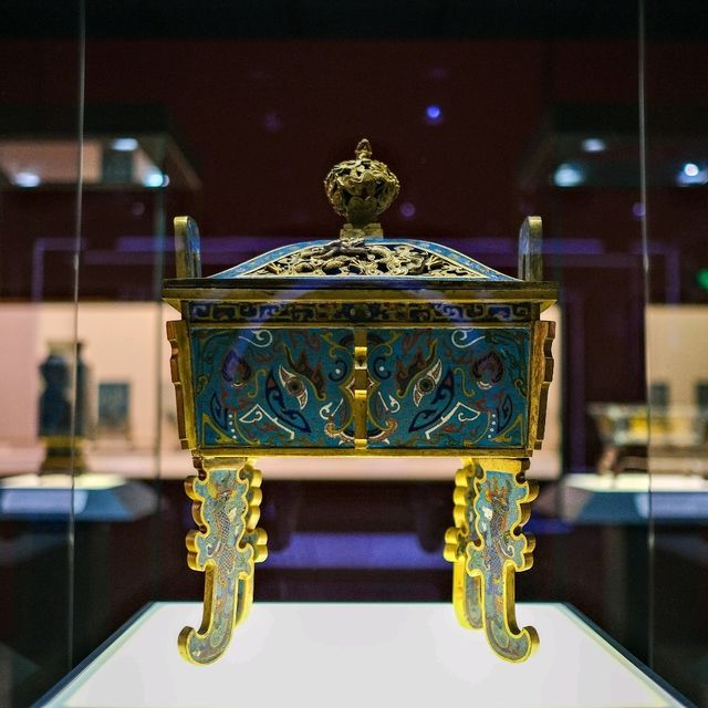 Legacy in Enamel – Robert Chang’s Cloisonné Gift at Shanghai Museum ✨🖌️