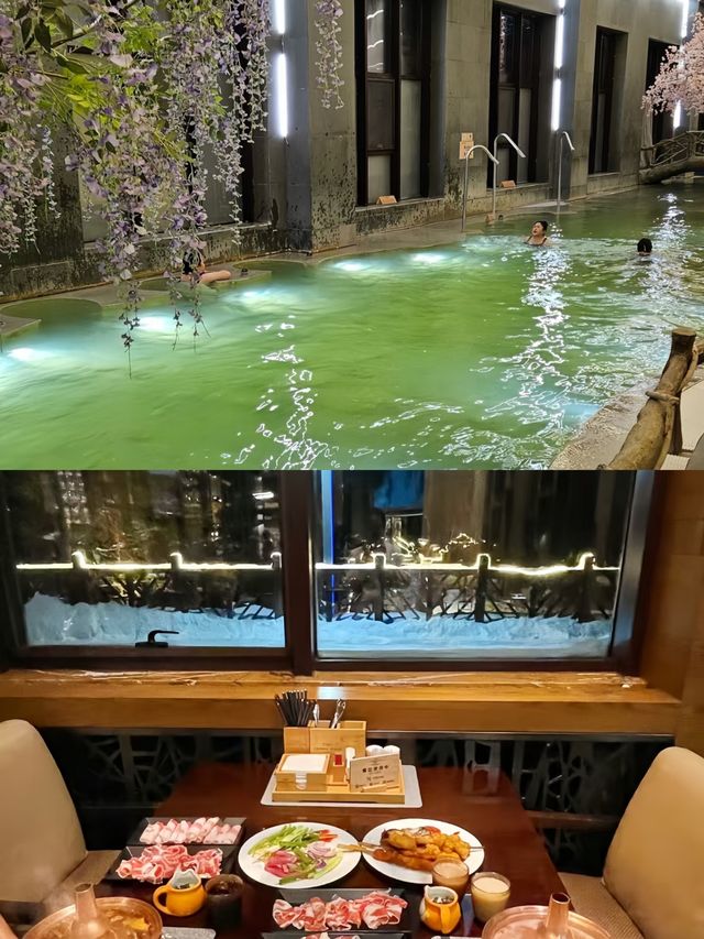 吉林長白山雪山腳下的雪景溫泉酒店