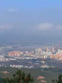 在雲與城的褶皺裡,撞見十萬人間煙火