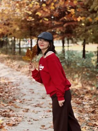 常州にひっそりと息づくガラスの水面と赤褐色の森がある！