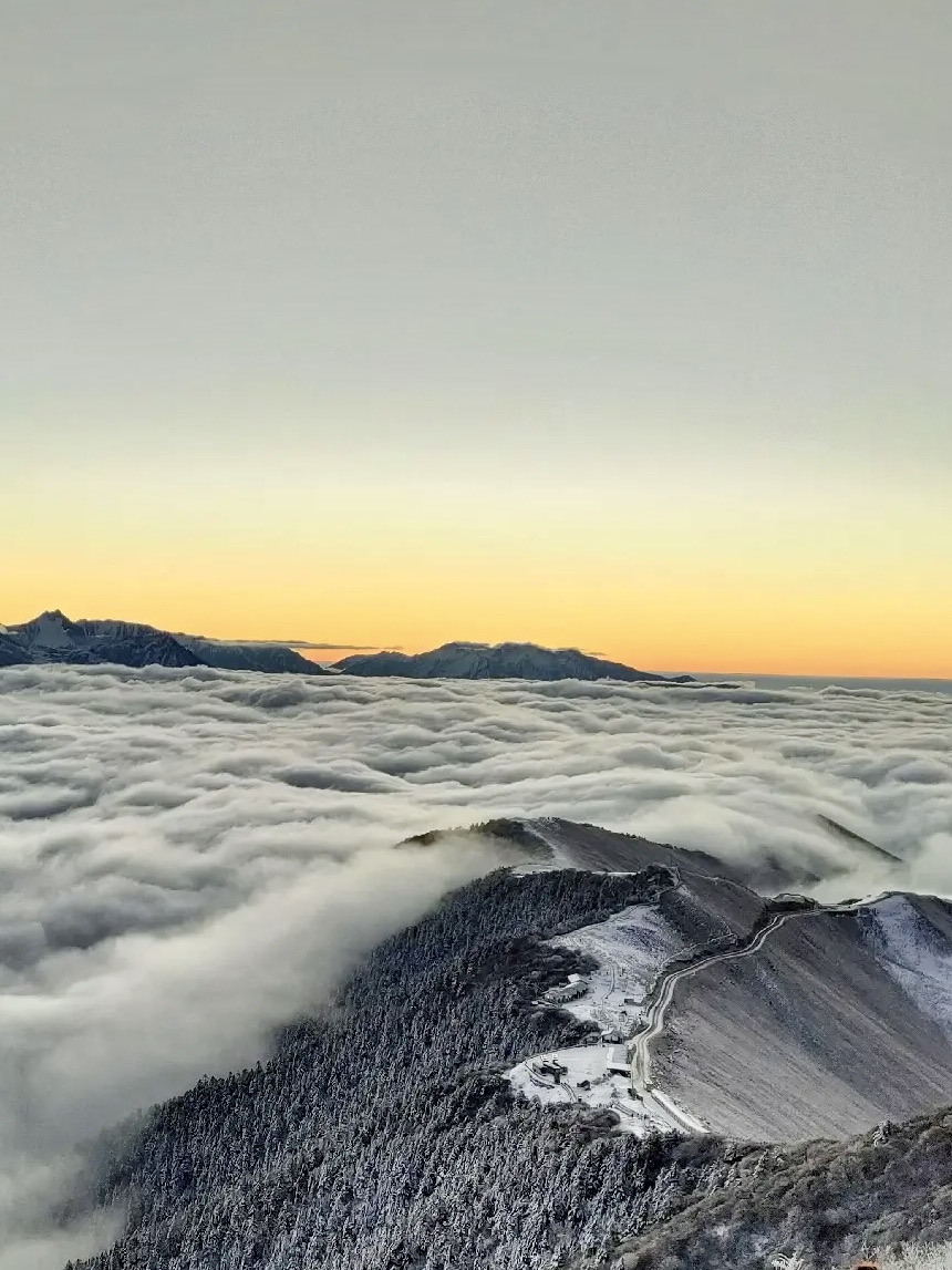 川西達瓦更紮｜站在雲端之上，看雪山雲海同框