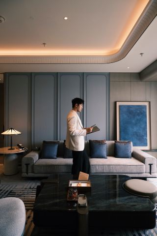 남성만의 고요한 호사로운 순간