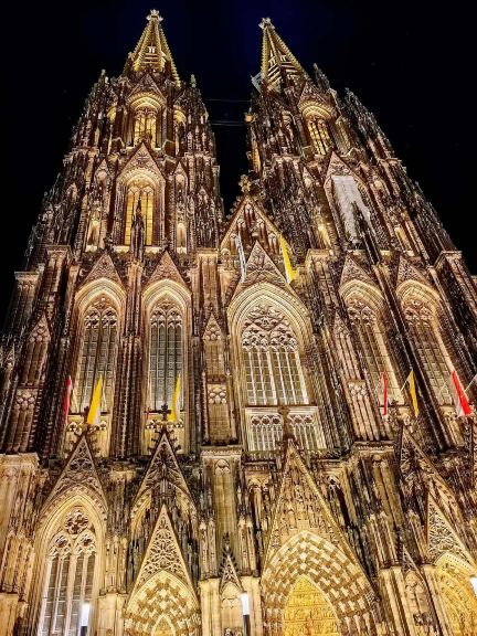 ケルン大聖堂：ゴシック建築の傑作！600年にわたり人々を魅了し続け