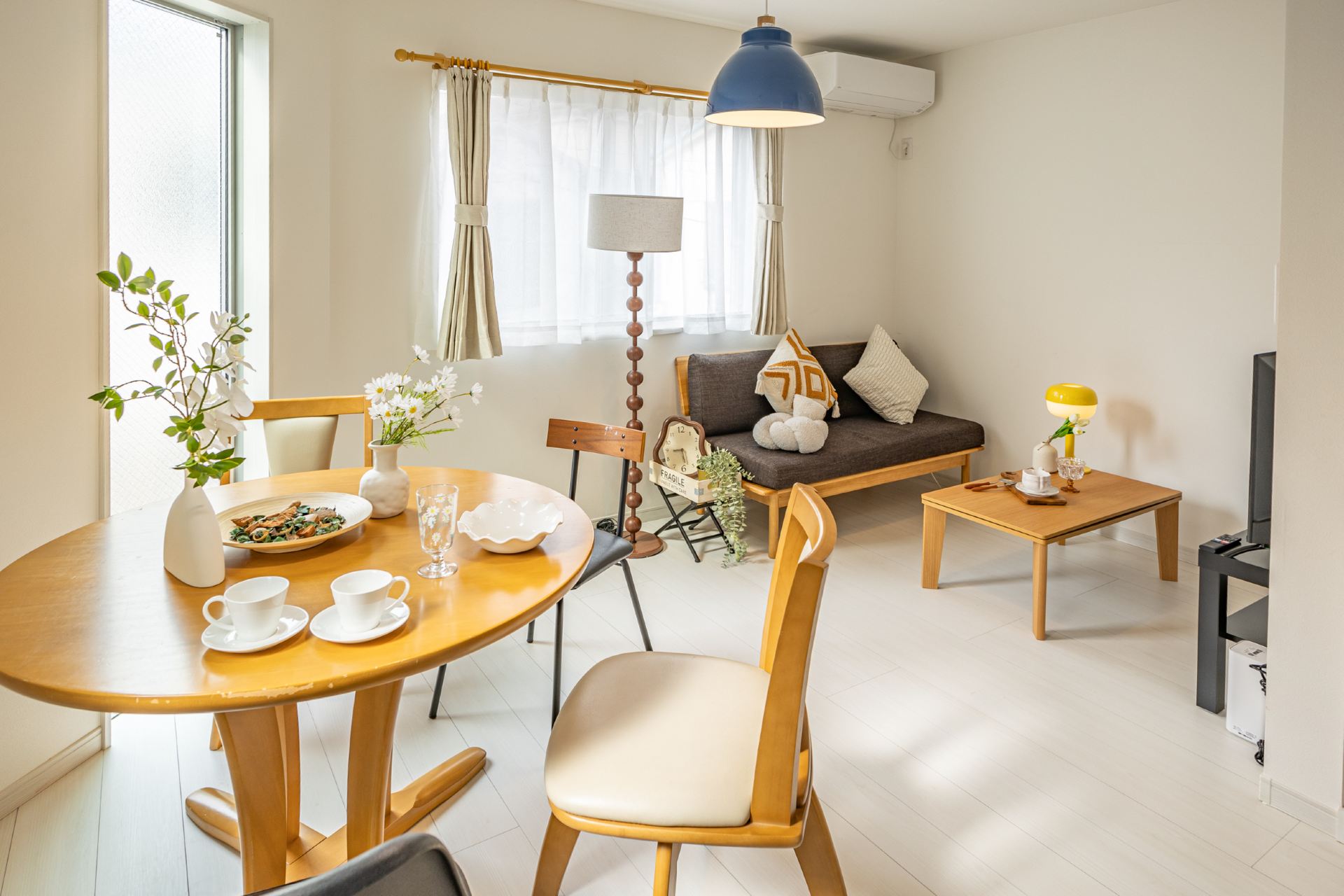 Marie Daduo’s Airbnb in Asakusa, Tokyo is truly a treasure for group trips! The cost performance is off the charts✨

1️⃣ 🚇 Super convenient location  
Just a 3-minute walk to the station, direct access to Senso-ji Temple and Tokyo Skytree without transfers. Visiting attractions is so hassle-free, no detours or wasted time.

2️⃣ 🏪 Extremely convenient daily life  
Right across the street is a large supermarket, a 2-minute walk to a drugstore, and within 3 minutes you have convenience stores and restaurants. No need to go far to buy ingredients for cooking or daily necessities.

3️⃣ 💰 The price is amazing  
The whole place costs just over 600, split among 6 people it’s only about 100+ per person! Staying in a hotel in central Tokyo costs about the same for one room, so having a whole place for 6 people is super cost-effective.

If you’re planning a group trip to Tokyo, save this! Would you choose a whole apartment or a hotel?  
