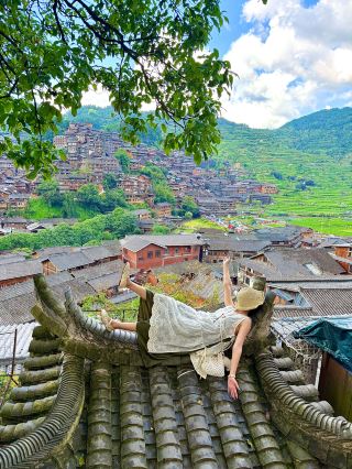 Thousand-Household Miao Village | A Real-Life "Spirited Away" of Ten Thousand Lights As night falls, the stilted houses on the hillside light up one after another, revealing the Thousand-Household Miao Village of Xijiang.