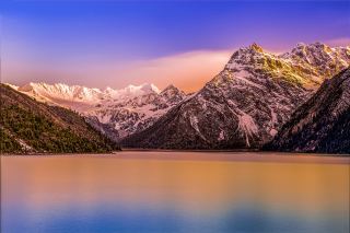 Autumn Foliage Travel Guide to Western Sichuan (346 words) September to November is the golden season for autumn foliage viewing in Western Sichuan. Snow-capped mountains, colorful forests, and alpine lakes intertwine to create an oil painting-like landscape. A self-driving tour is highly recommended.