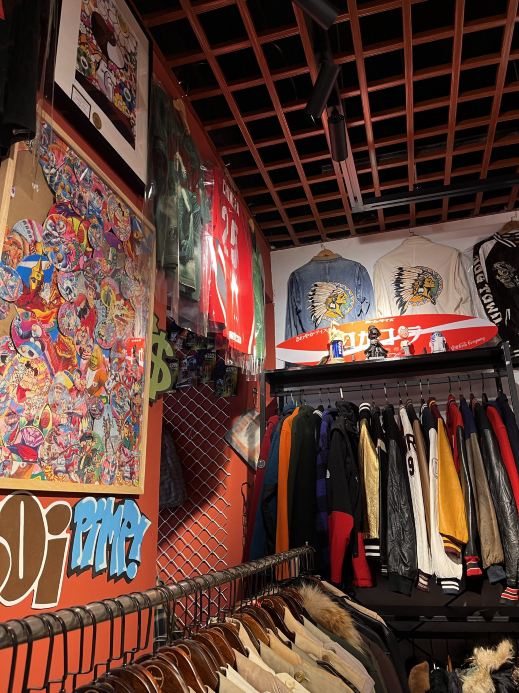 
If you're obsessed with the aesthetic of bygone eras, don't miss Magic Nose when you're in Xi'an. Tucked away on the bustling Hongbu Street in Lianhu District, this vintage store is a local hotspot for all things American retro.

📍 Location & Atmosphere

Located at No. 69 Hongbu Street, near the Muslim Quarter, the shop is easily accessible. The moment you step inside, you're wrapped in a retro vibe. The name "Magic Nose" is quite catchy—the owner reportedly believes that visitors can always "sniff out" the treasures they're looking for.

🎒 Treasure Hunting Guide

The inventory leans heavily into the American retro style with a wide range of categories:

Apparel: From American workwear and hip-hop jackets to vintage Western-style sweaters. The owner has hand-picked hundreds of vintage pieces from around the world, many of which are one-of-a-kind.

Accessories & Collectibles: Beyond clothes, shoes, and hats, you'll find necklaces, jewelry, toys, and figurines. If you dig deep enough, you might even find full sets of Dragon Ball and Buzz Lightyear figures—there are surprises hidden in every corner.
💡 Visitor Tips

Opening Hours: Generally 2:00 PM to 9:00 PM. If you show up too early, the doors might still be closed.

For vintage culture enthusiasts, this isn't just a shop; it's a hub for retro culture. It's a great place to meet stylish, like-minded people. If you appreciate unique designs that have stood the test of time, make sure to check it out while in Xi'an.