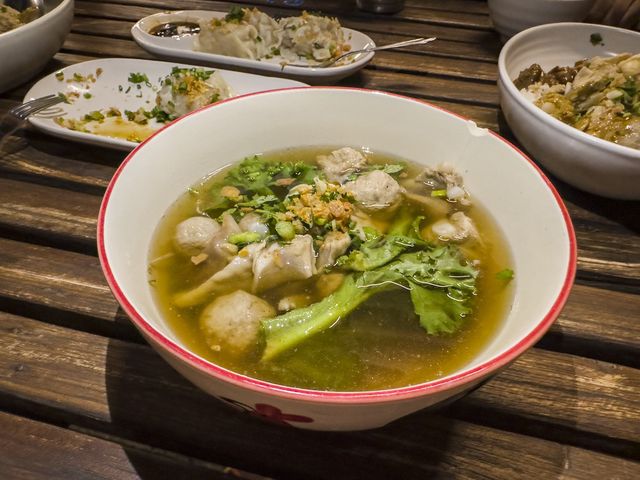 พักหัวหิน กินข้าวต้มแห้งริมทาง ราคาเบาๆ 