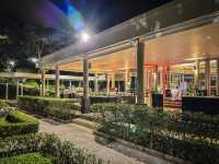 ห้องอาหารติดทะเลในโรงแรมหรู วิวทะเล 180 องศา