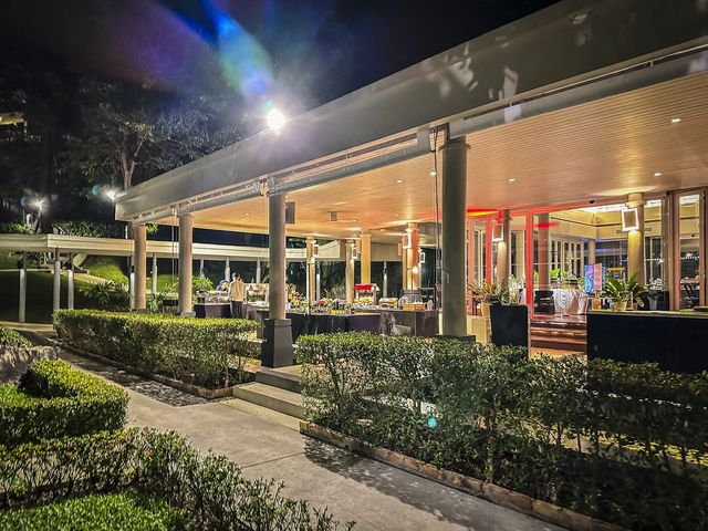 ห้องอาหารติดทะเลในโรงแรมหรู วิวทะเล 180 องศา
