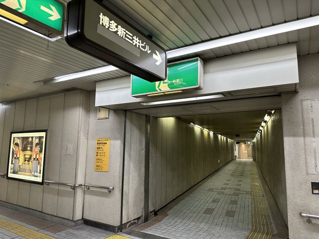 福岡・博多。博多駅の地下街と地下鉄祇園駅を結ぶ『祇園駅(博多旧市街口)方面連絡通路』と『Fギャラリー』