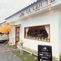 มาหากาแฟดื่มที่ La Lan Ta Cafe 🍵 บางพระ| Trat