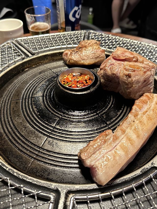 韓國首爾｜弘大 烤肉天花板 돈주는남자 본점 給豚的男人