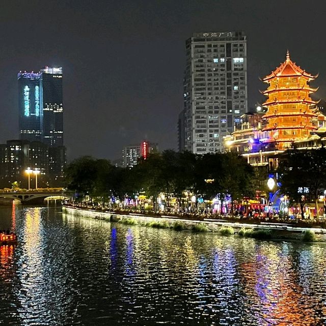 蘭桂坊成都：霓虹璀璨的夜遊體驗