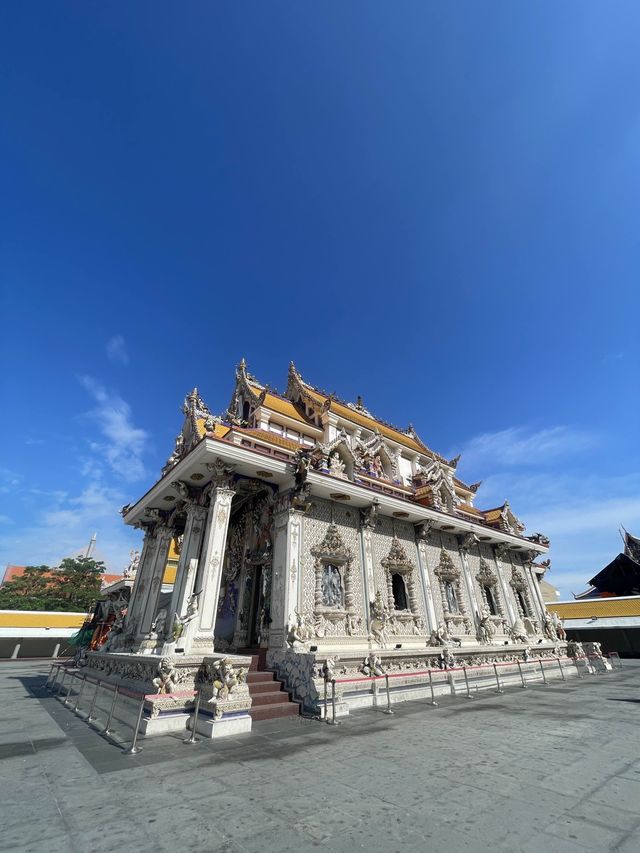 ถ่ายรูป กราบพระสวยใจกลางกรุงเทพ