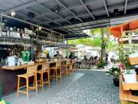 Manga & Hubba คาเฟ่ริมทะเลบางเสร่